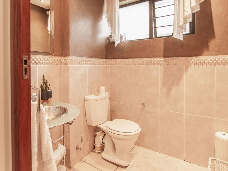 Spacious 5-Bedroom Family Home with Entertainment Areas - Photo 9