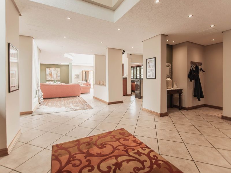 Spacious 5-Bedroom Family Home with Entertainment Areas - Photo 8