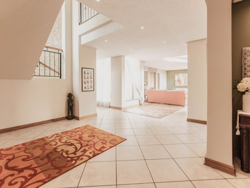 Spacious 5-Bedroom Family Home with Entertainment Areas - Photo 7