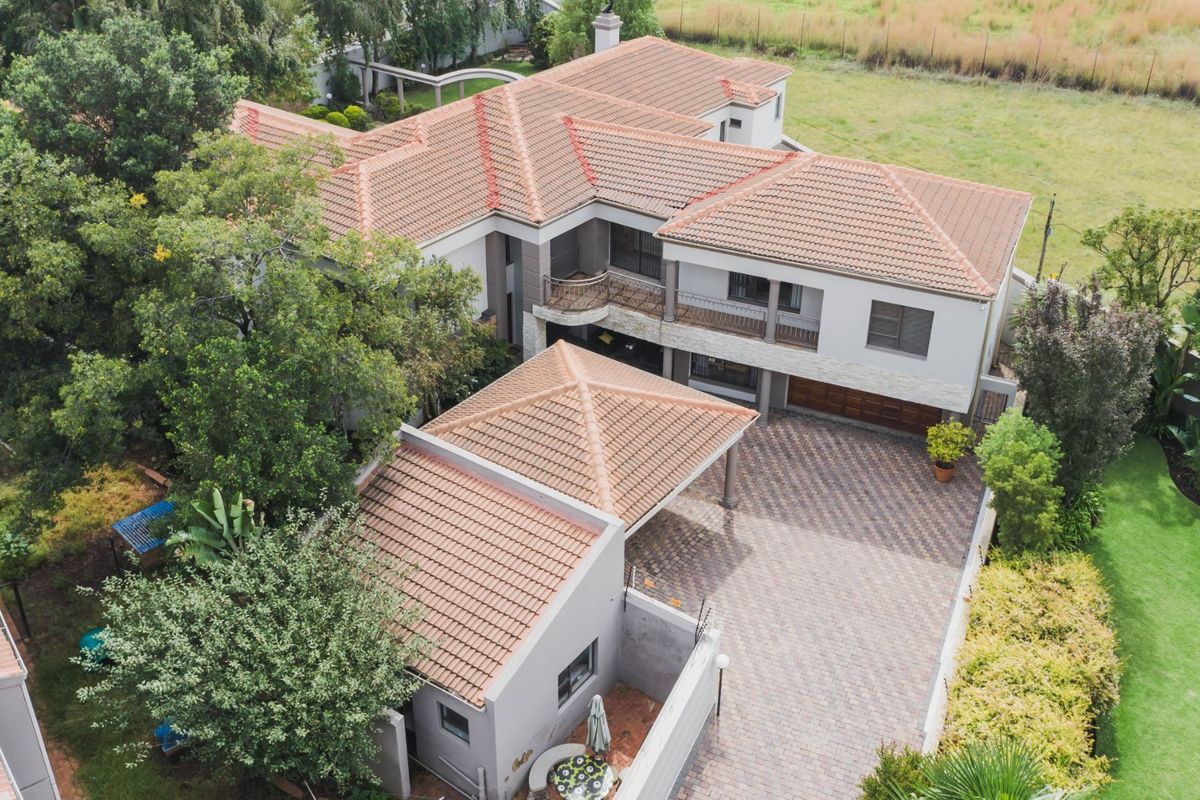 Spacious 5-Bedroom Family Home with Entertainment Areas - Photo 3