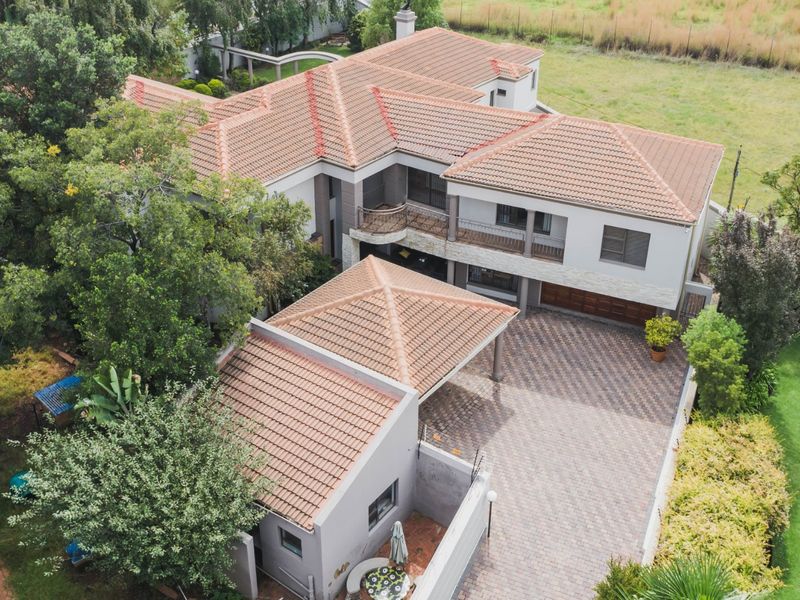 Spacious 5-Bedroom Family Home with Entertainment Areas - Photo 3