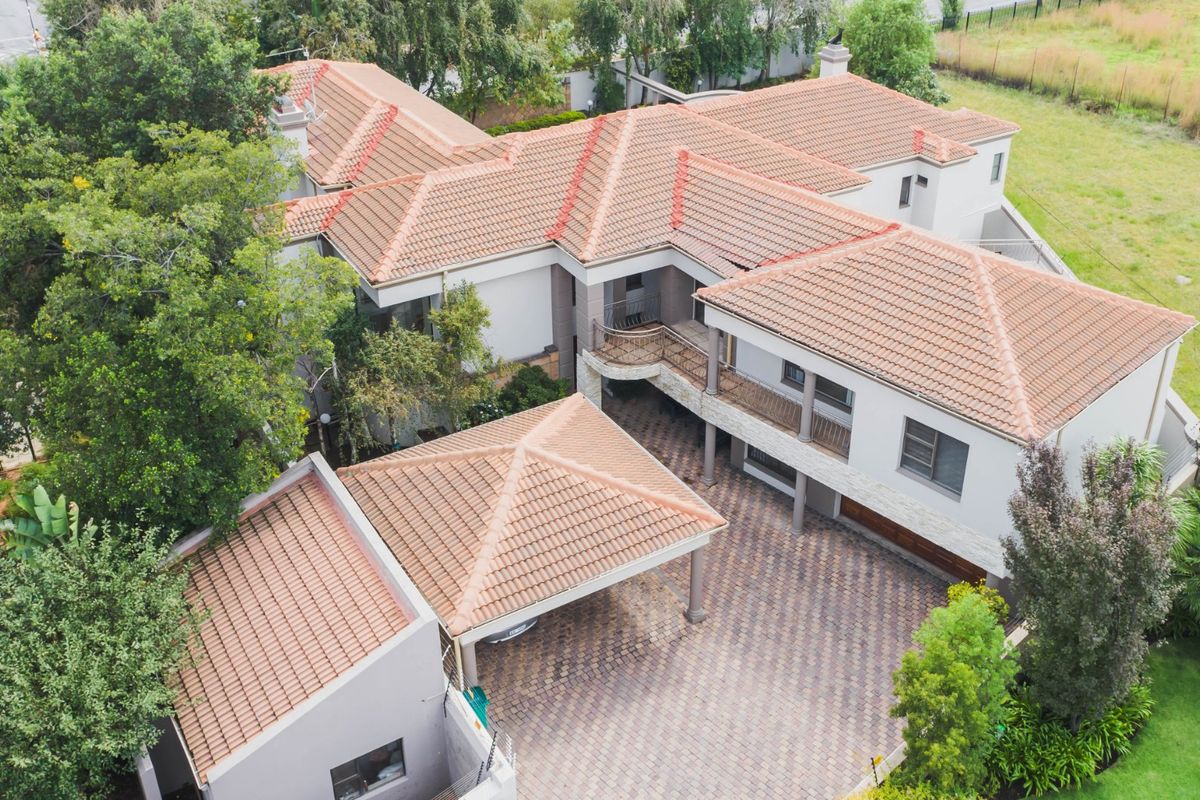 Spacious 5-Bedroom Family Home with Entertainment Areas - Photo 4