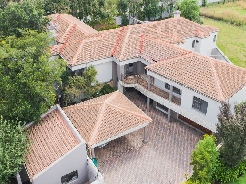 Spacious 5-Bedroom Family Home with Entertainment Areas - Photo 4