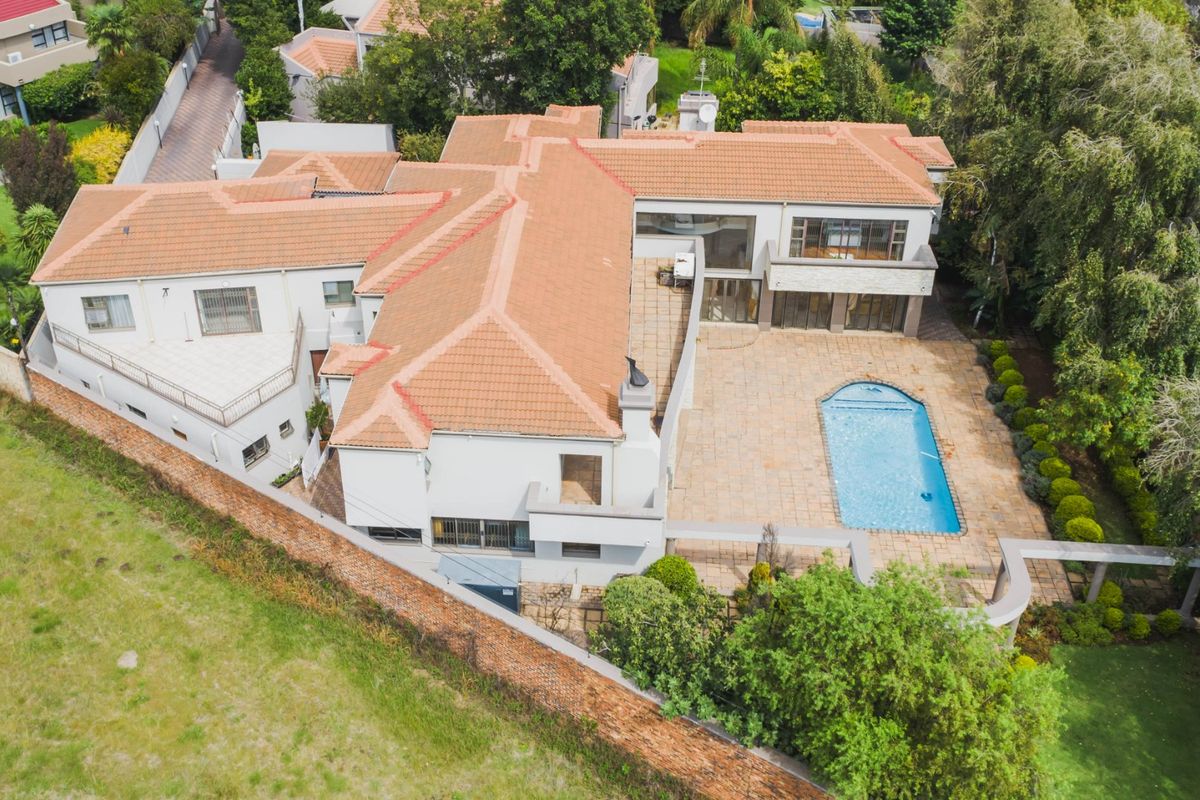 Spacious 5-Bedroom Family Home with Entertainment Areas - Photo 5