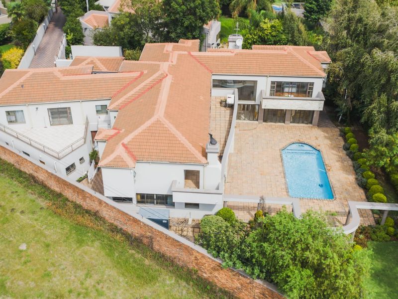 Spacious 5-Bedroom Family Home with Entertainment Areas - Photo 5