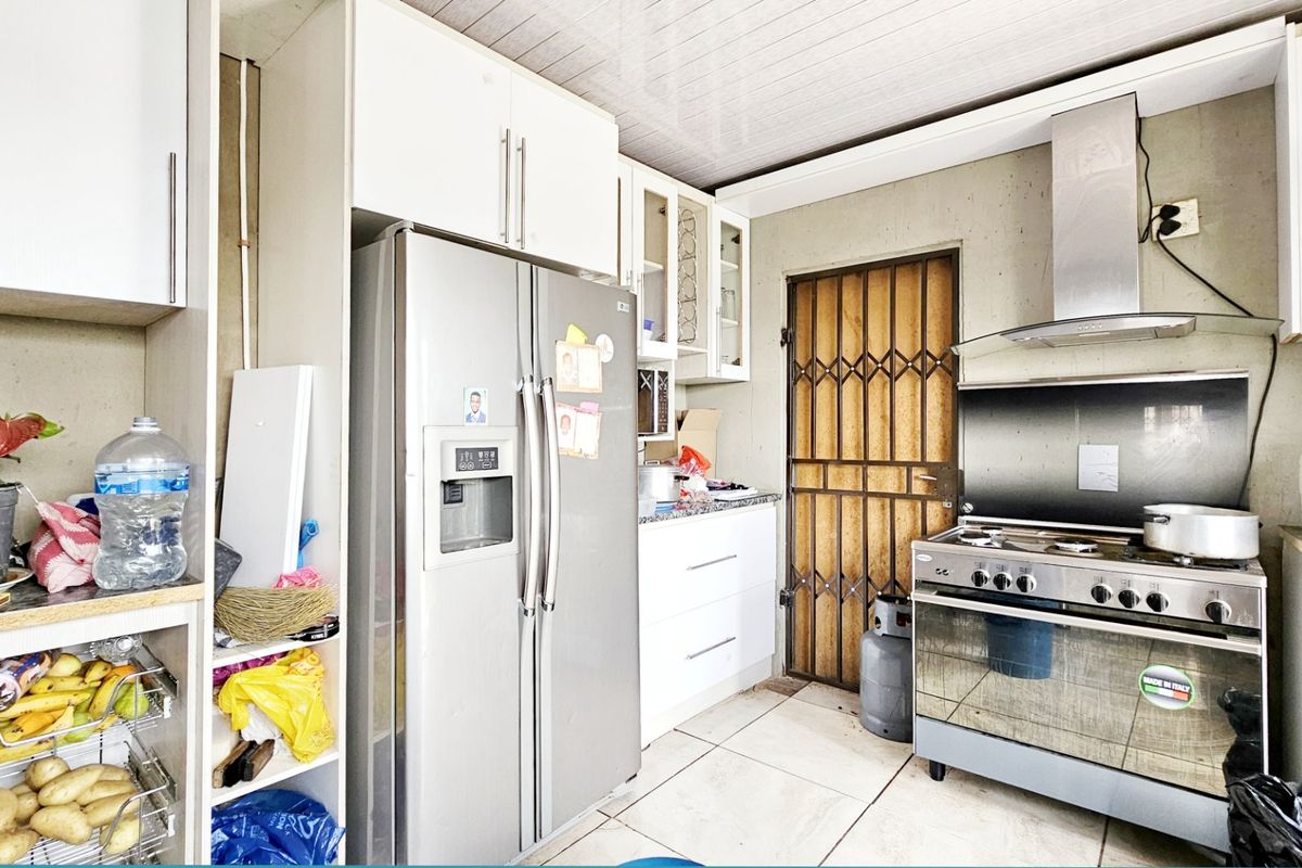 A sizable farm in the Midvaal Municipal area - Photo 4