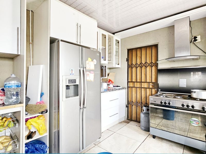 A sizable farm in the Midvaal Municipal area - Photo 4