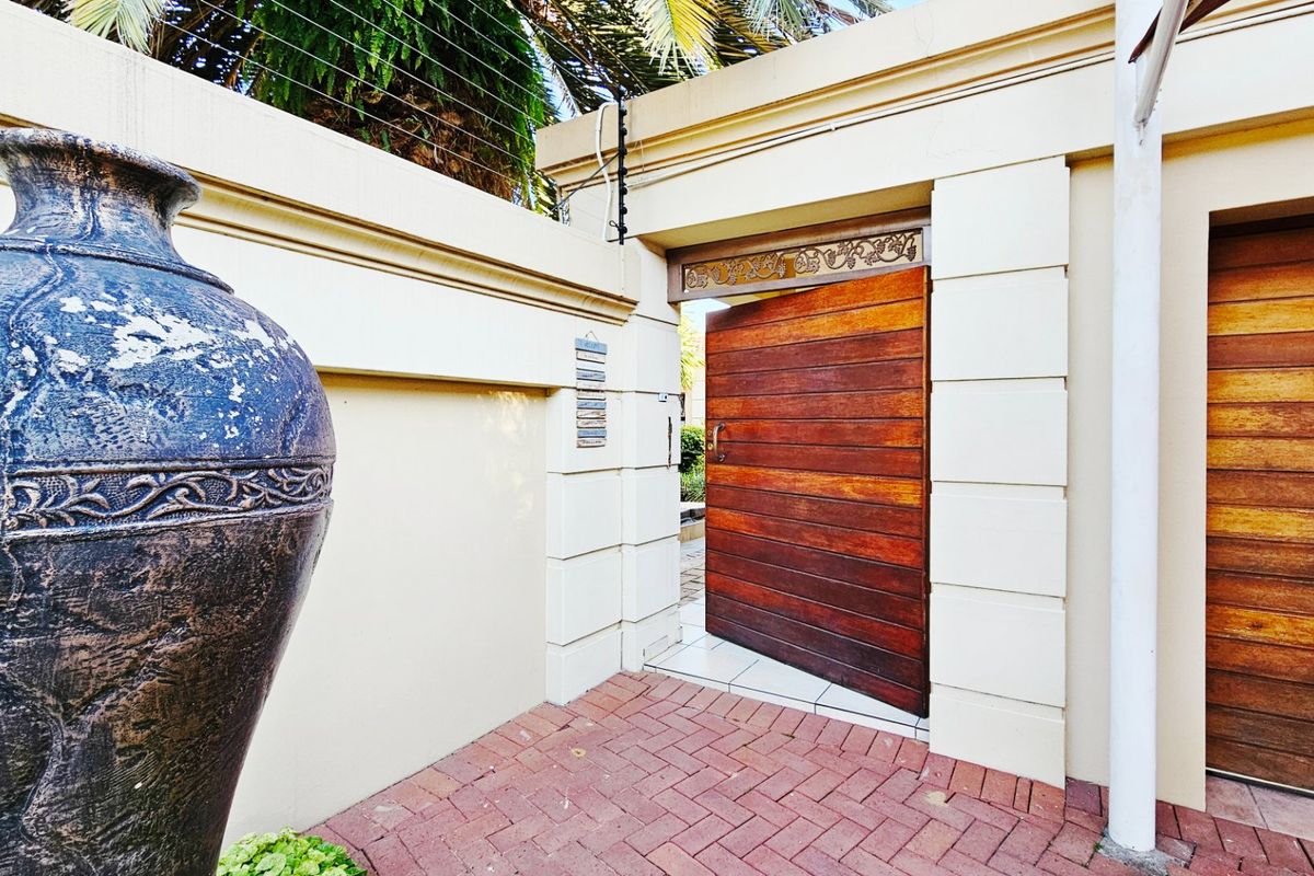 A delightful simplex unit in a small development. - Photo 5