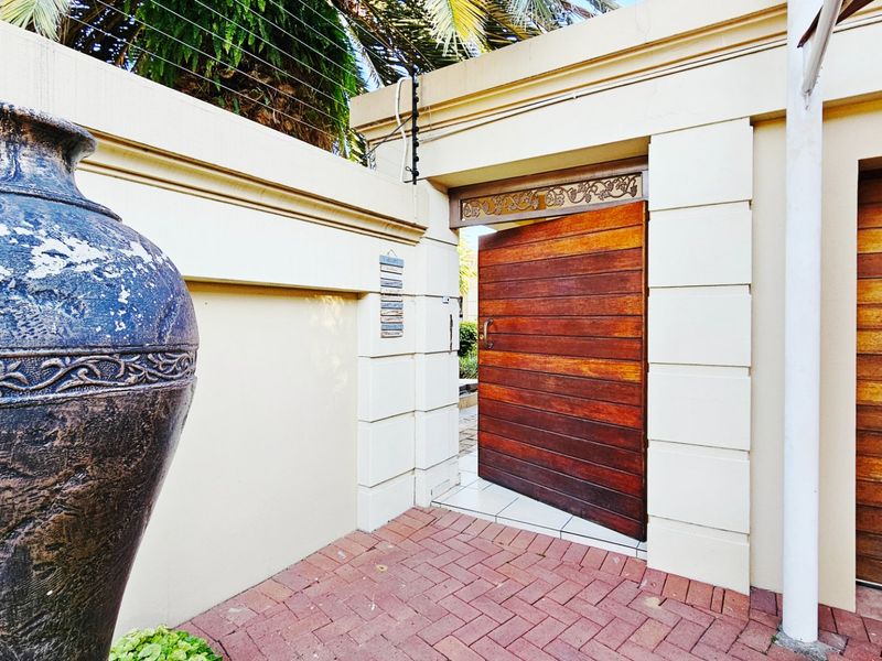 A delightful simplex unit in a small development. - Photo 5