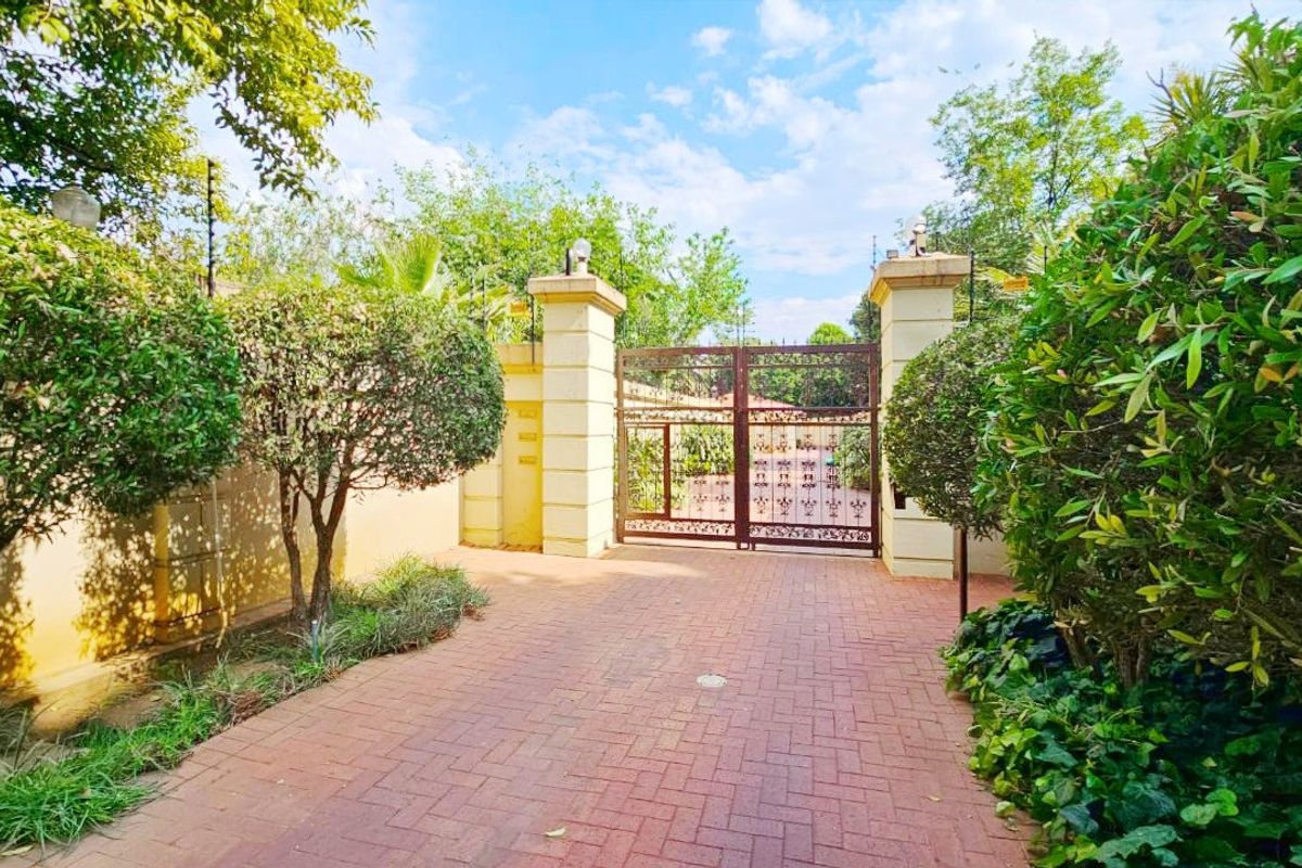 A delightful simplex unit in a small development. - Photo 2