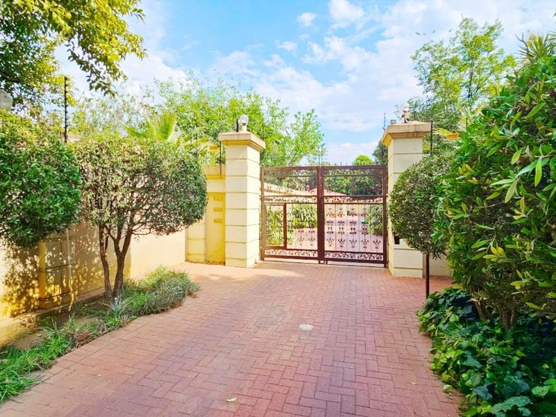 A delightful simplex unit in a small development. - Photo 2