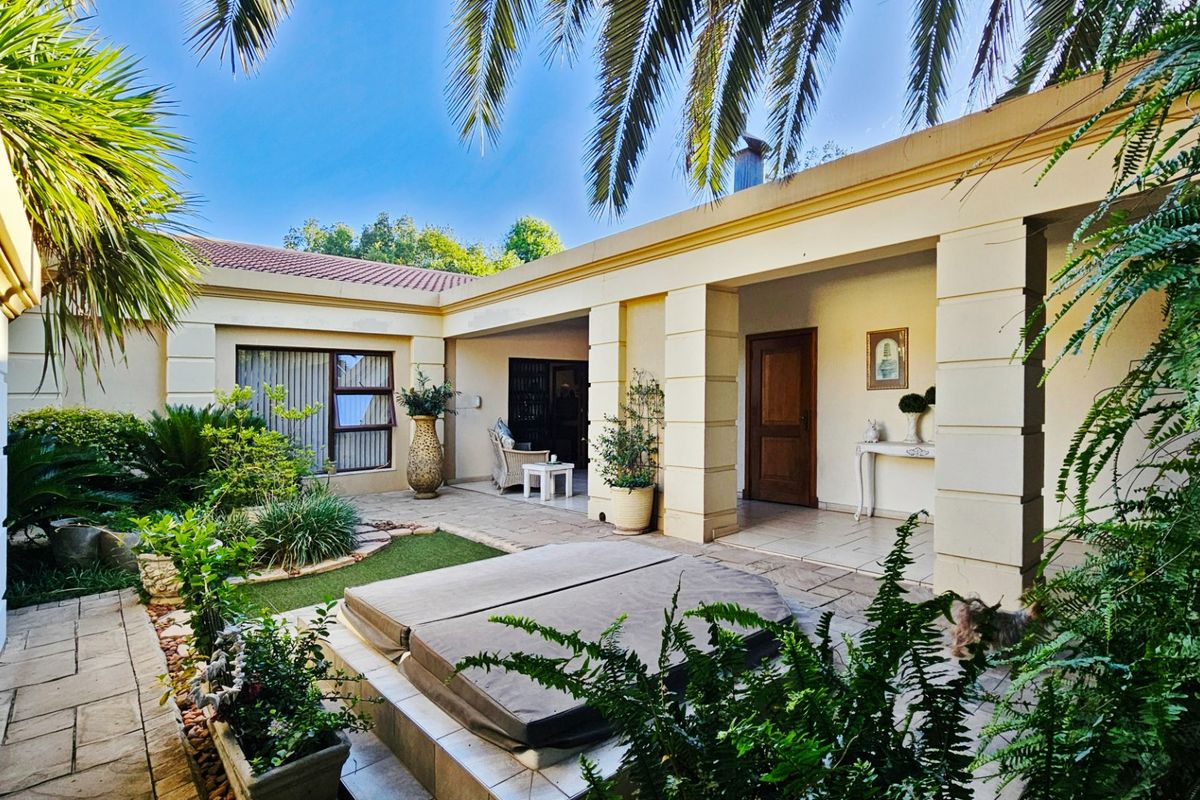 A delightful simplex unit in a small development. - Photo 3