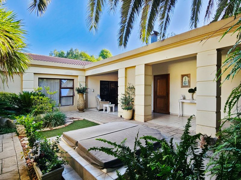 A delightful simplex unit in a small development. - Photo 3