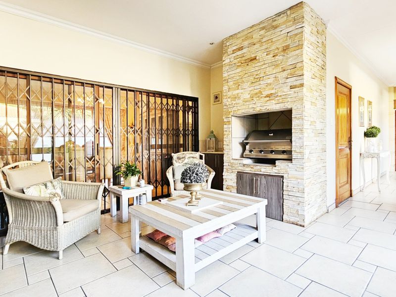 A delightful simplex unit in a small development. - Photo 10