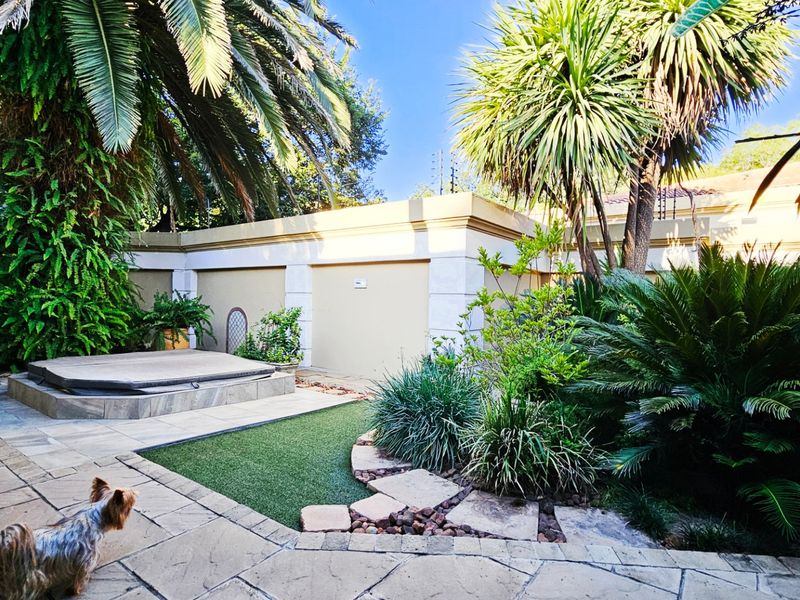 A delightful simplex unit in a small development. - Photo 9