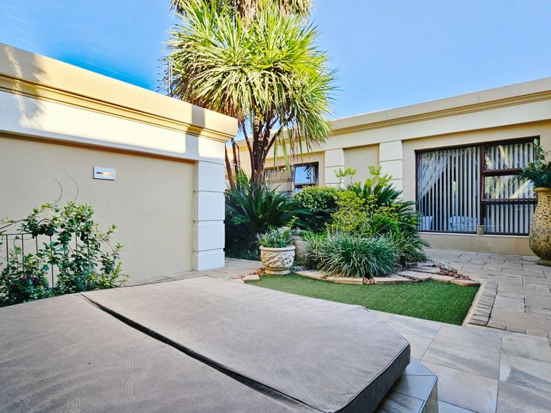 A delightful simplex unit in a small development. - Photo 8