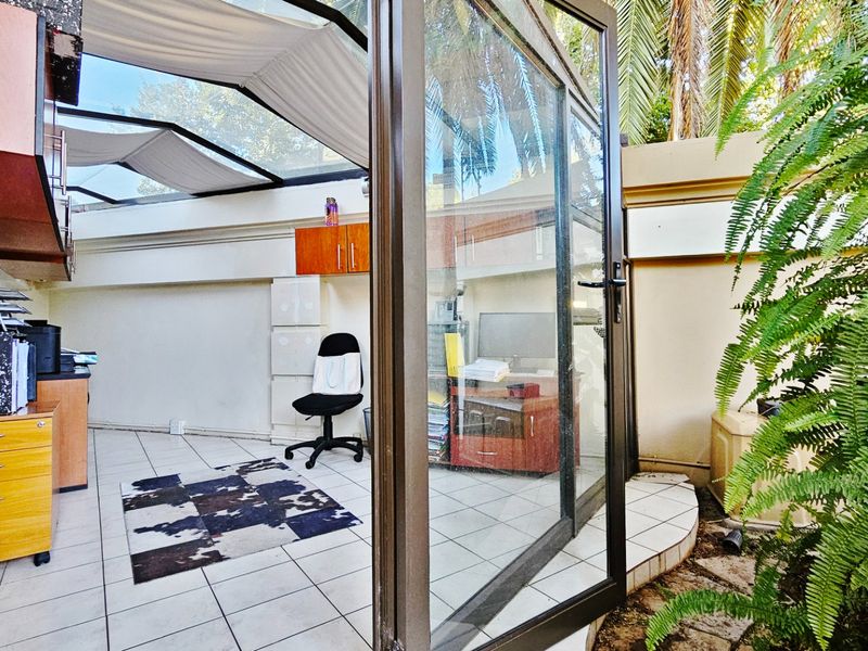 A delightful simplex unit in a small development. - Photo 7