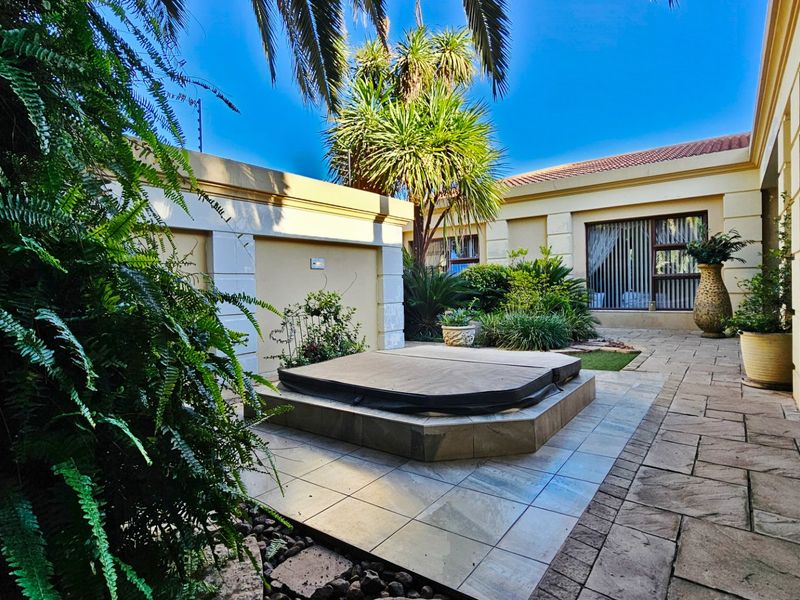 A delightful simplex unit in a small development. - Photo 6