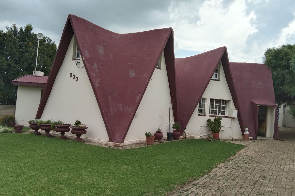 Large family home in Vaalmarina. - Photo 2