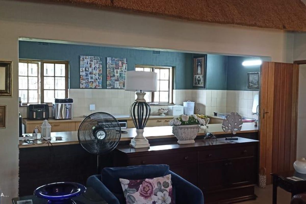 Luxurious Thatch Roof 4-Bedroom House in Vaal Marina - Photo 4