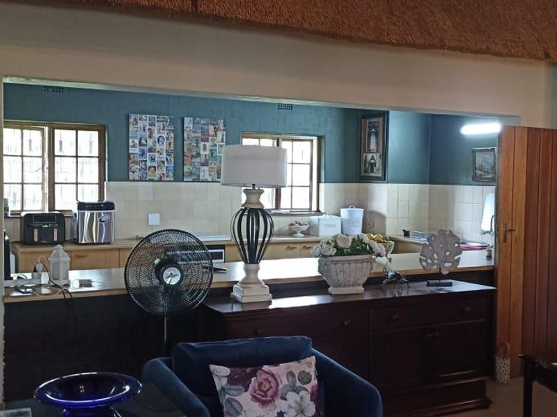 Luxurious Thatch Roof 4-Bedroom House in Vaal Marina - Photo 4