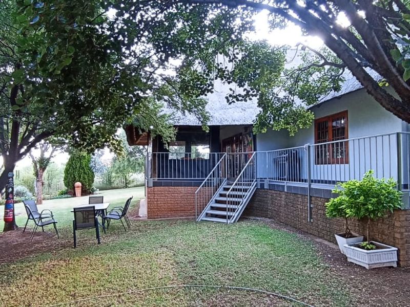 Luxurious Thatch Roof 4-Bedroom House in Vaal Marina - Photo 2