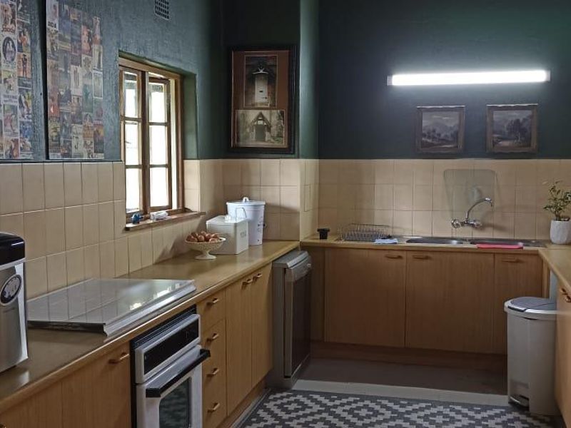 Luxurious Thatch Roof 4-Bedroom House in Vaal Marina - Photo 5