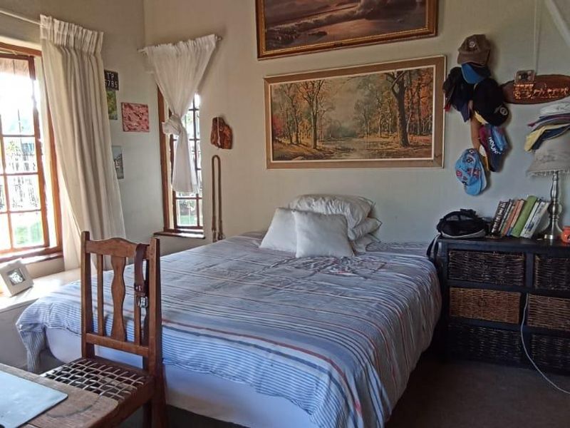 Luxurious Thatch Roof 4-Bedroom House in Vaal Marina - Photo 10