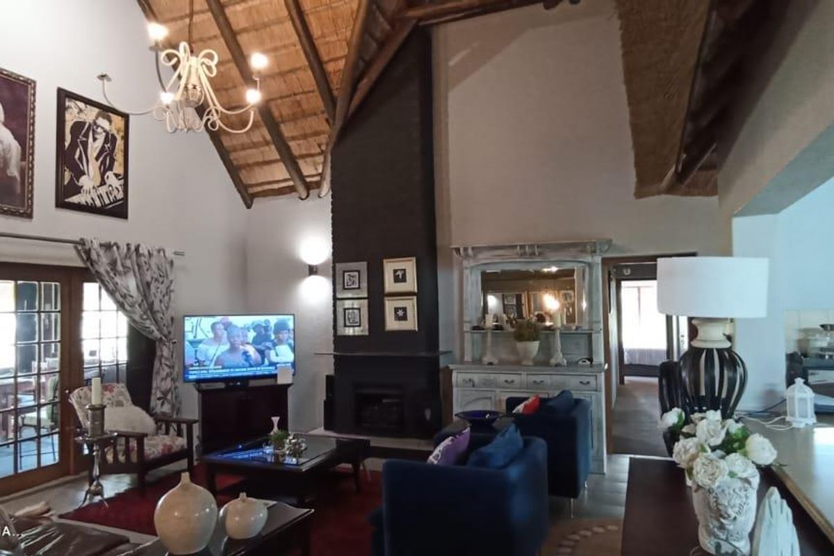 Luxurious Thatch Roof 4-Bedroom House in Vaal Marina - Photo 3