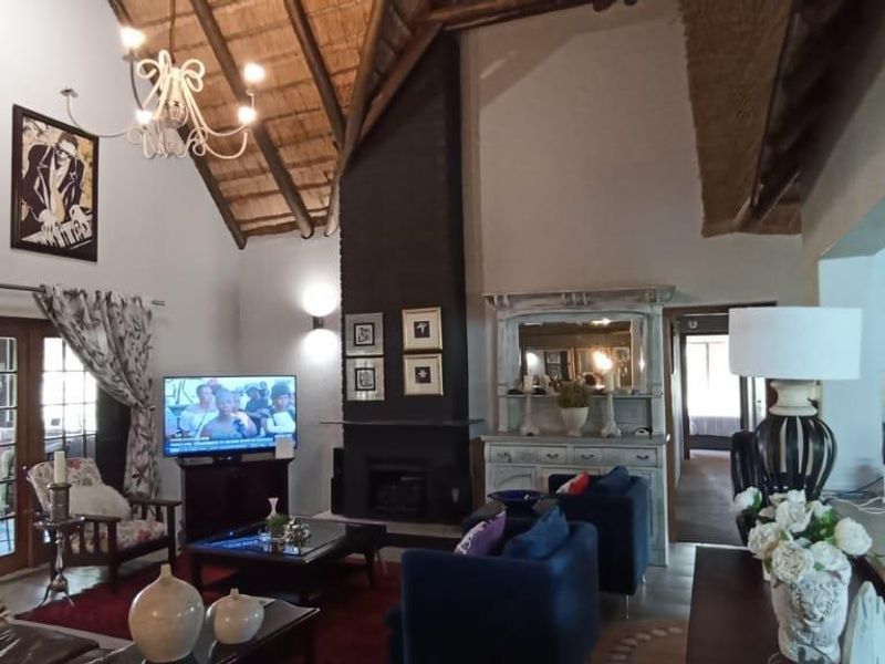 Luxurious Thatch Roof 4-Bedroom House in Vaal Marina - Photo 3