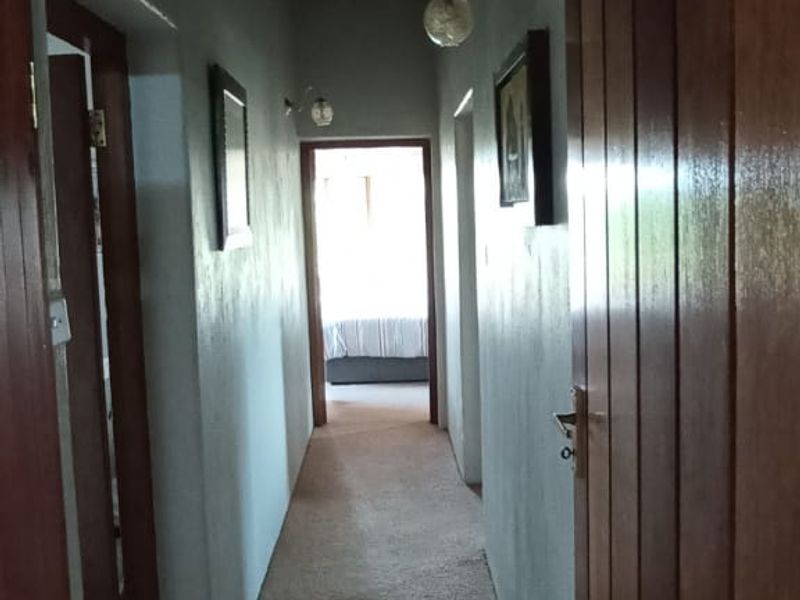 Luxurious Thatch Roof 4-Bedroom House in Vaal Marina - Photo 8