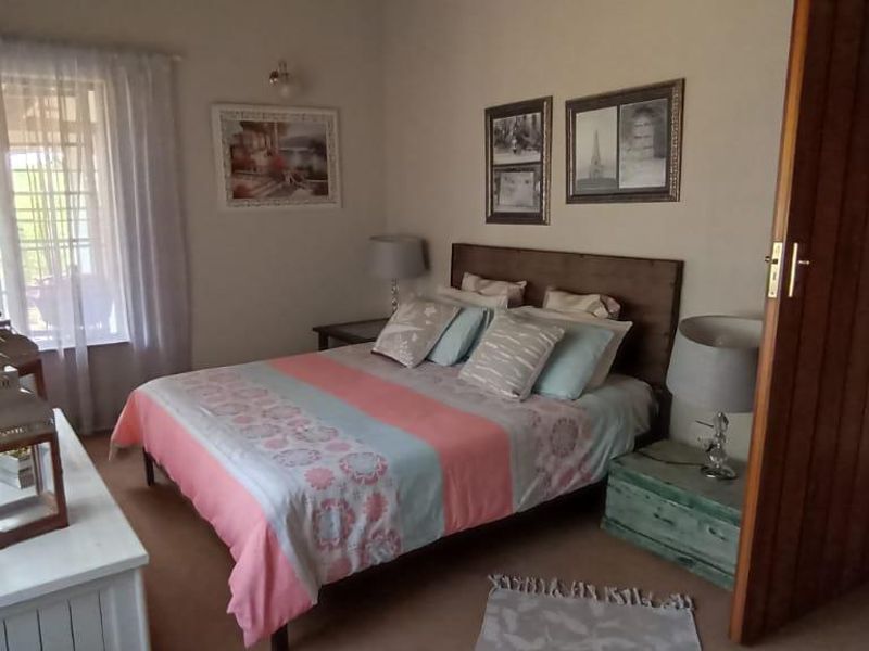 Luxurious Thatch Roof 4-Bedroom House in Vaal Marina - Photo 7