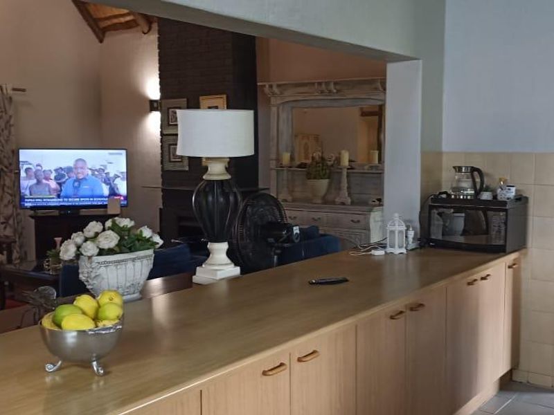 Luxurious Thatch Roof 4-Bedroom House in Vaal Marina - Photo 6