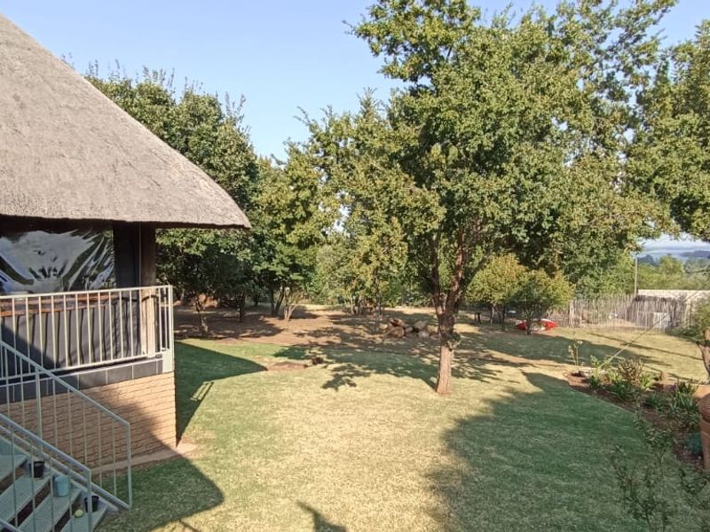 Luxurious Thatch Roof 4-Bedroom House in Vaal Marina - Photo 1
