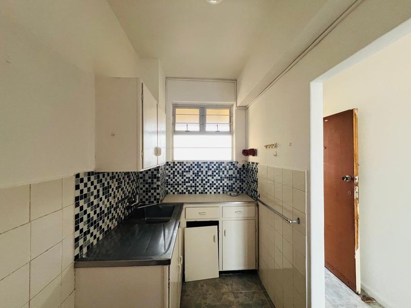 A Studio Apartment To Let In North Beach, Durban - Photo 2