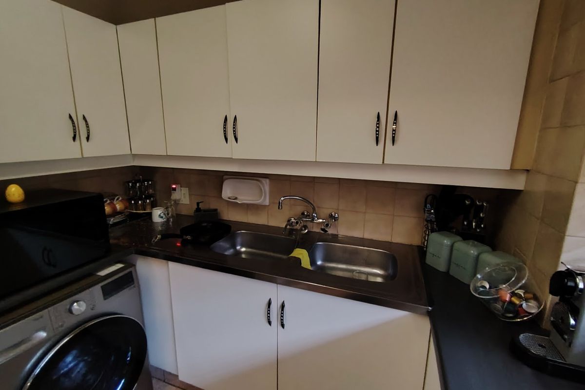 Chic 2 bed flat in Lynnwood Glen with pool in complex - Photo 4