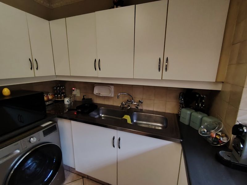 Chic 2 bed flat in Lynnwood Glen with pool in complex - Photo 4