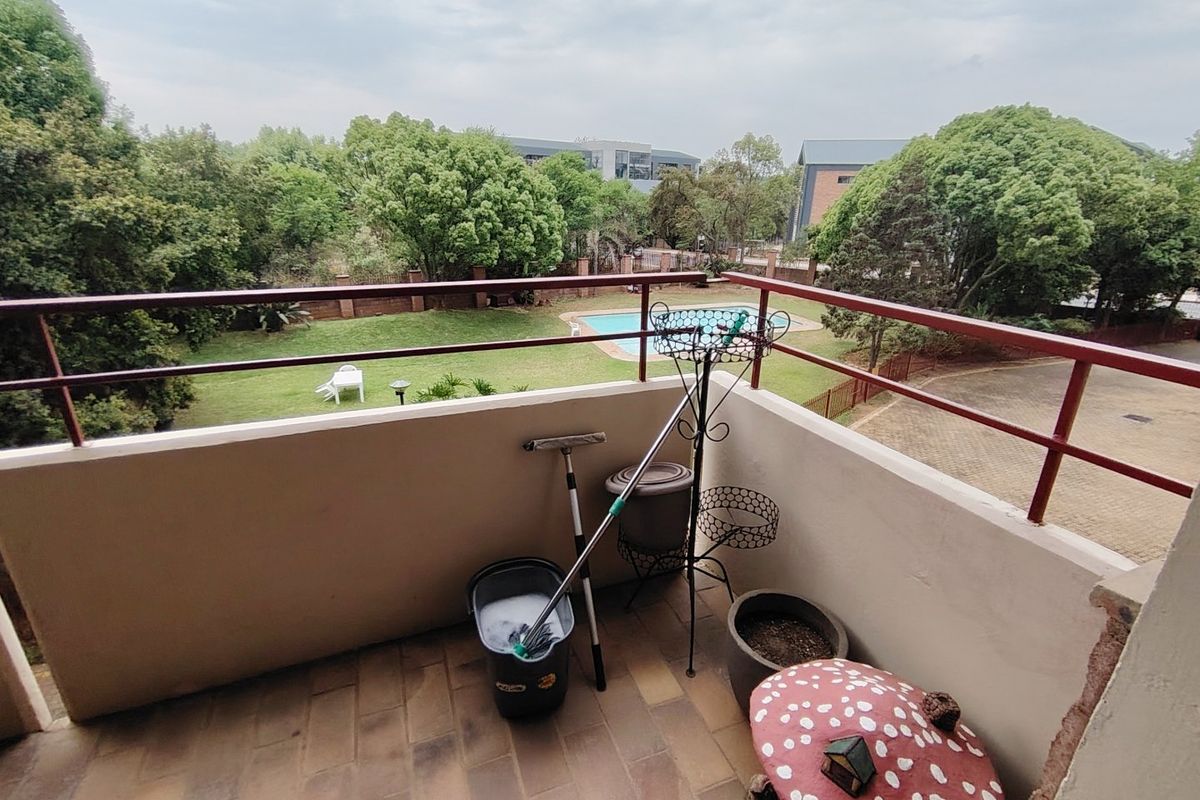 Chic 2 bed flat in Lynnwood Glen with pool in complex - Photo 3