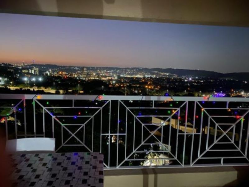 Spacious 2-Bedroom Flat with Modern Comforts and Great Amenities - Photo 2