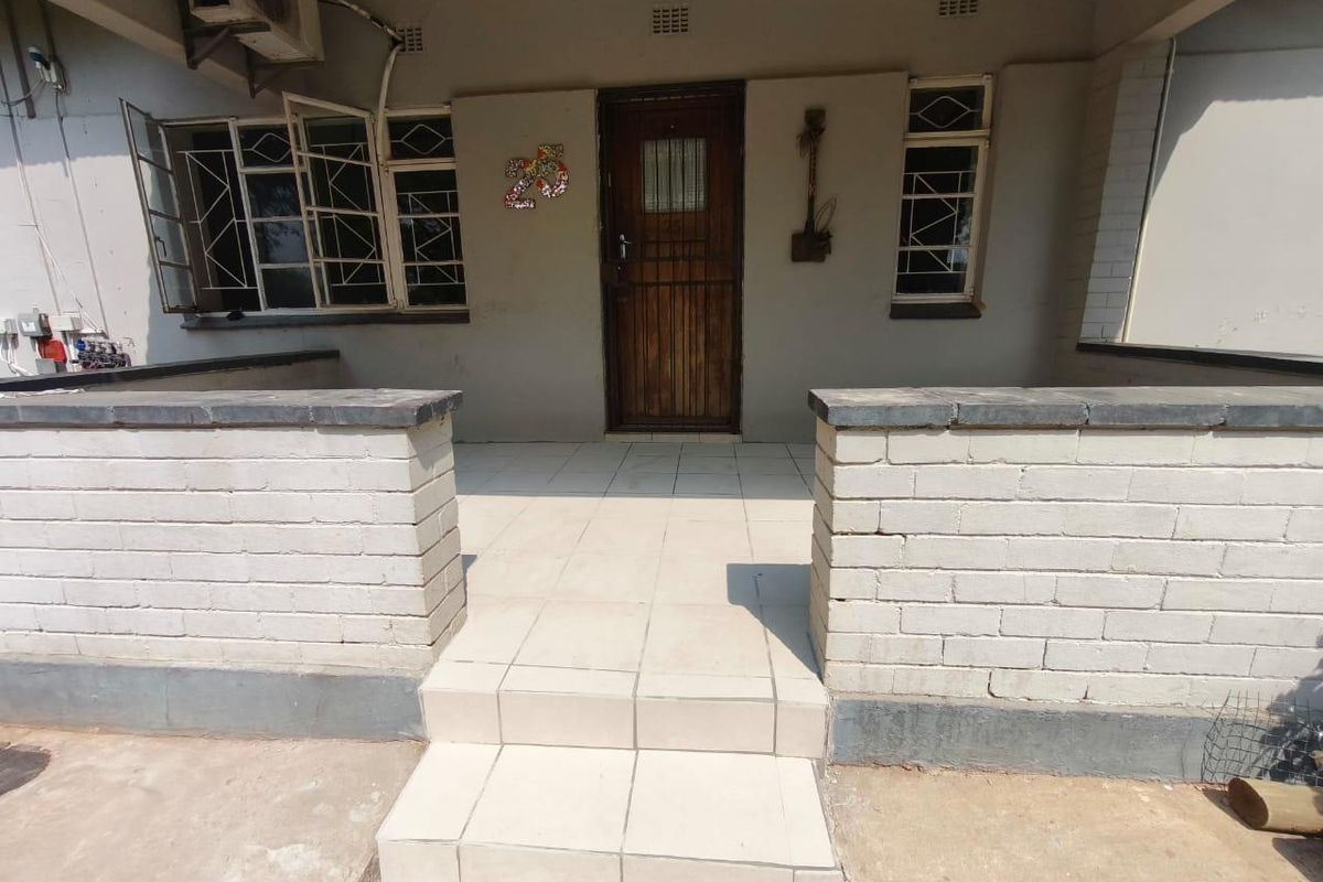 FOR SALE – 4-Bedroom Home with 2 Income-Generating Flats! - Photo 4