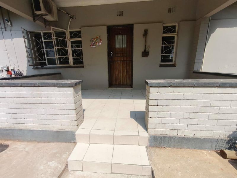 FOR SALE – 4-Bedroom Home with 2 Income-Generating Flats! - Photo 4