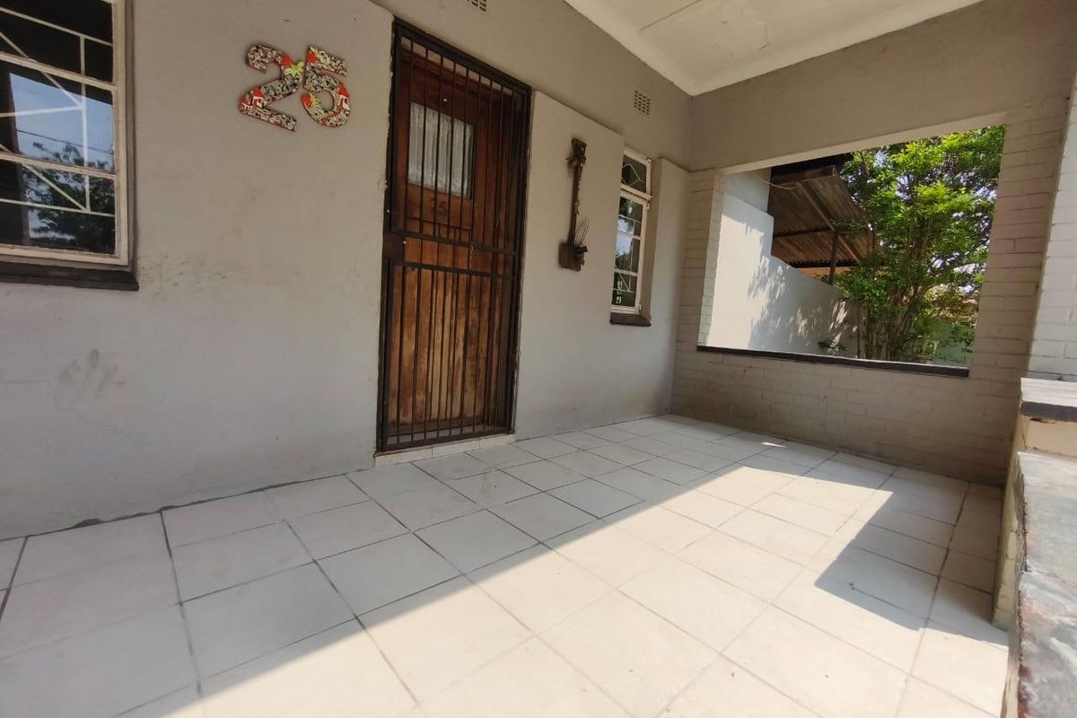 FOR SALE – 4-Bedroom Home with 2 Income-Generating Flats! - Photo 5