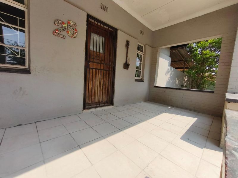 FOR SALE – 4-Bedroom Home with 2 Income-Generating Flats! - Photo 5