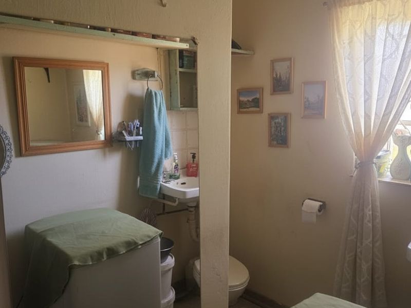 FOR SALE – 4-Bedroom Home with 2 Income-Generating Flats! - Photo 6