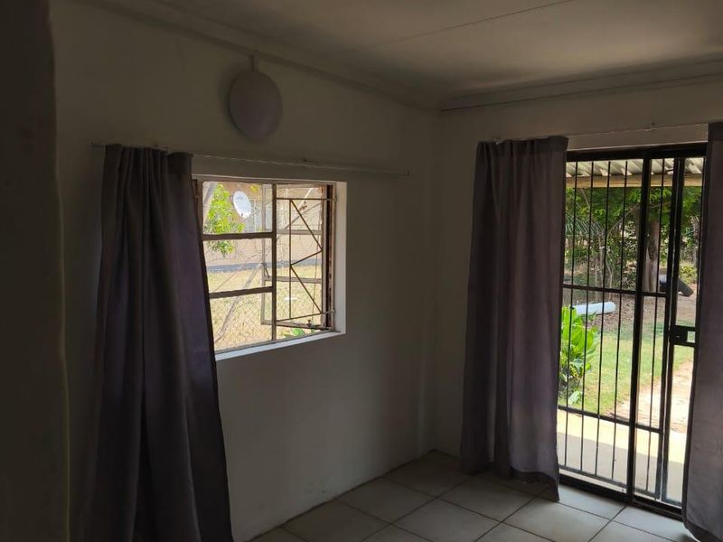 FOR SALE – 4-Bedroom Home with 2 Income-Generating Flats! - Photo 10