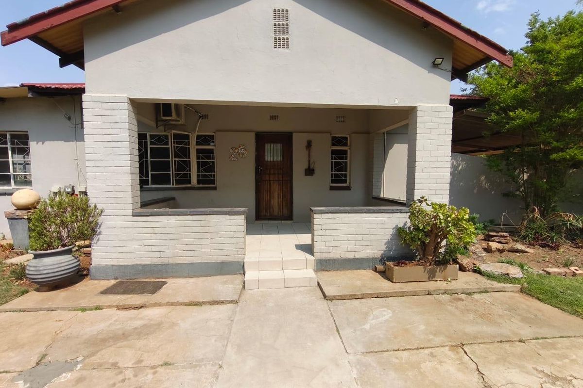 FOR SALE – 4-Bedroom Home with 2 Income-Generating Flats! - Photo 2