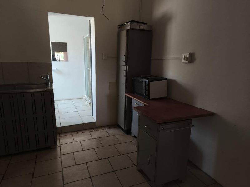 FOR SALE – 4-Bedroom Home with 2 Income-Generating Flats! - Photo 9