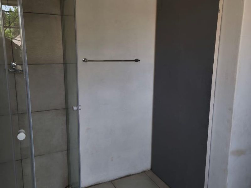 FOR SALE – 4-Bedroom Home with 2 Income-Generating Flats! - Photo 8