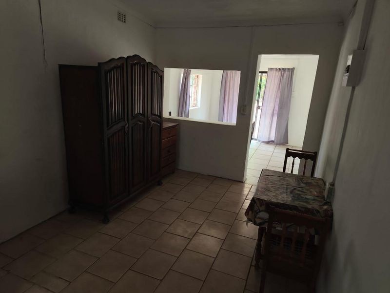 FOR SALE – 4-Bedroom Home with 2 Income-Generating Flats! - Photo 7