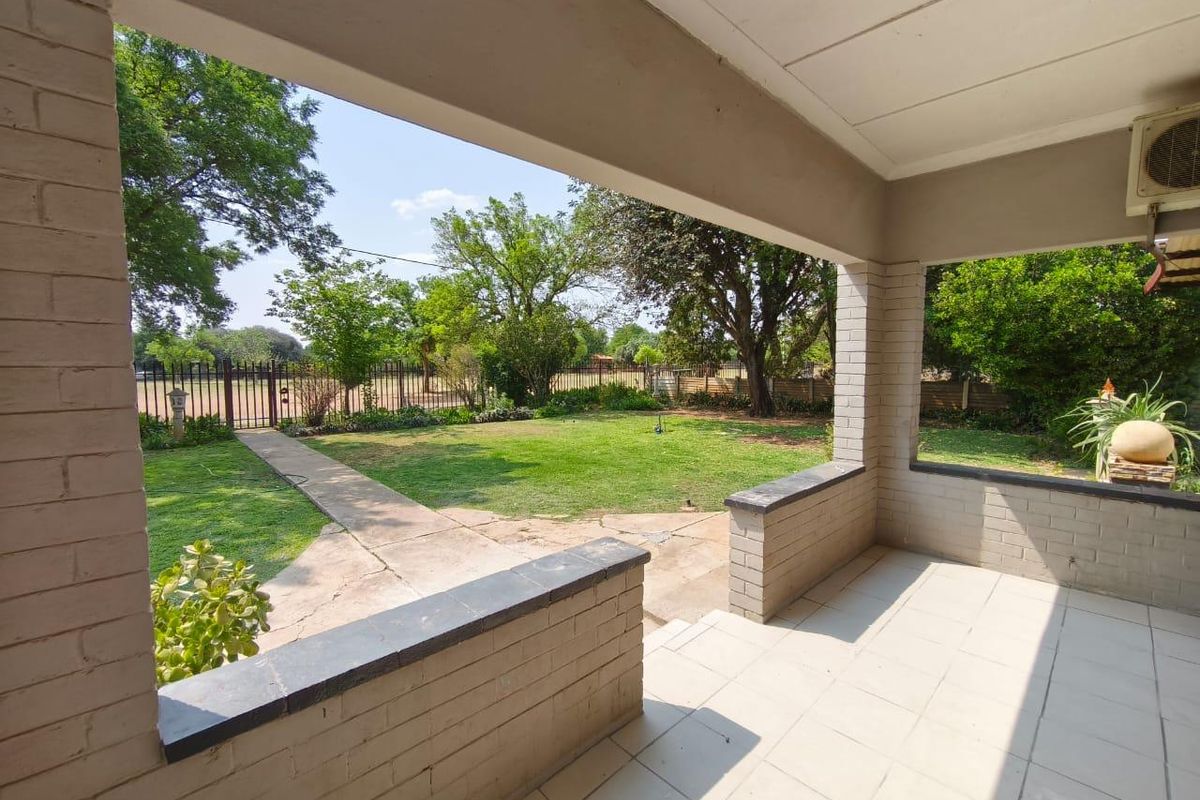 FOR SALE – 4-Bedroom Home with 2 Income-Generating Flats! - Photo 3